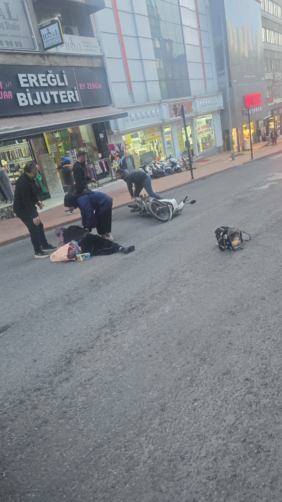 Motosiklet Yayaya Çarptı, Feci Kazada 3 Kişi Yaralandı