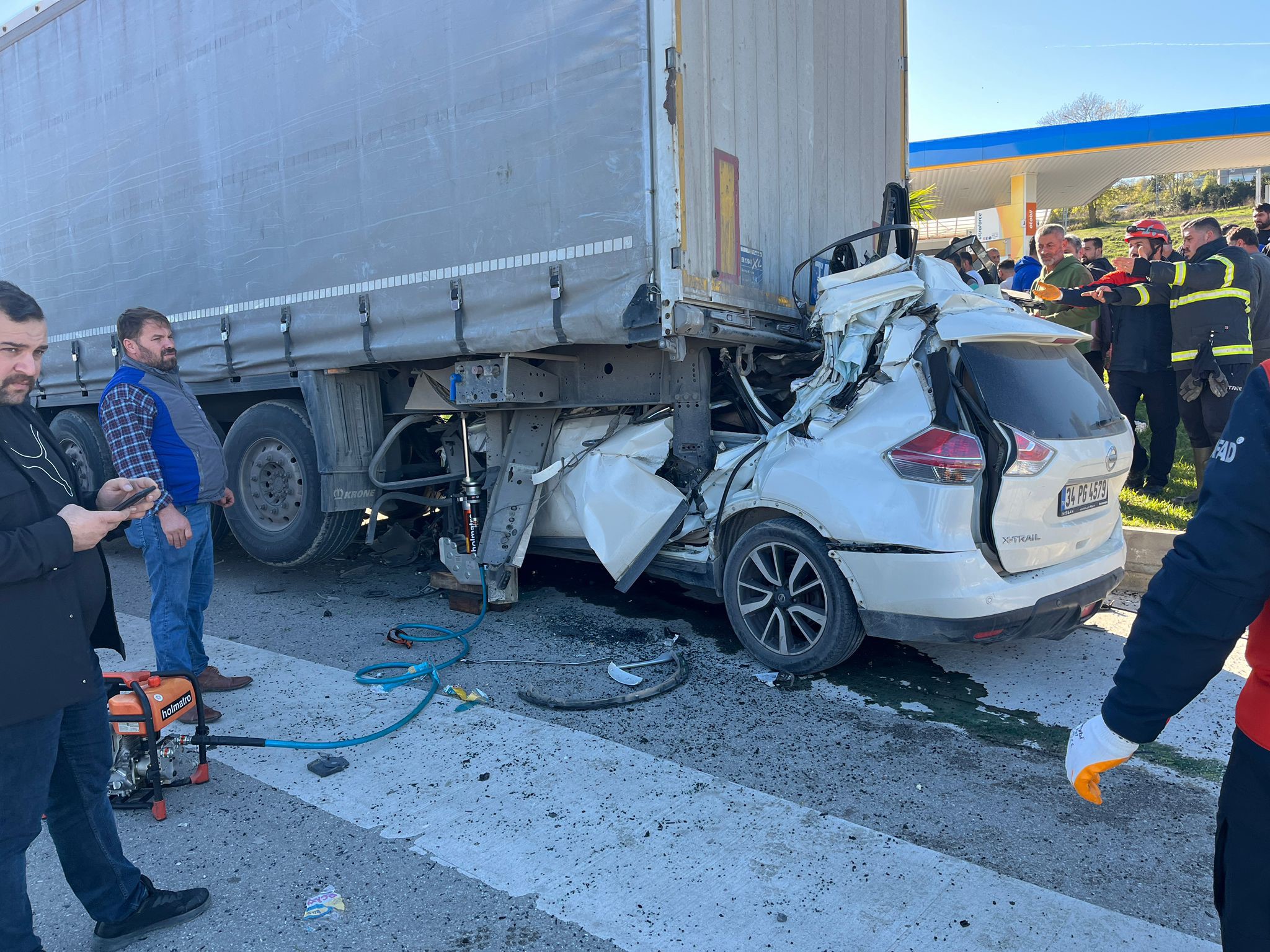 Otomobil Tırın Altına Girdi Feci Kazada Özel Eğitim Öğretmeni Yaşamını Yitirdi! 22