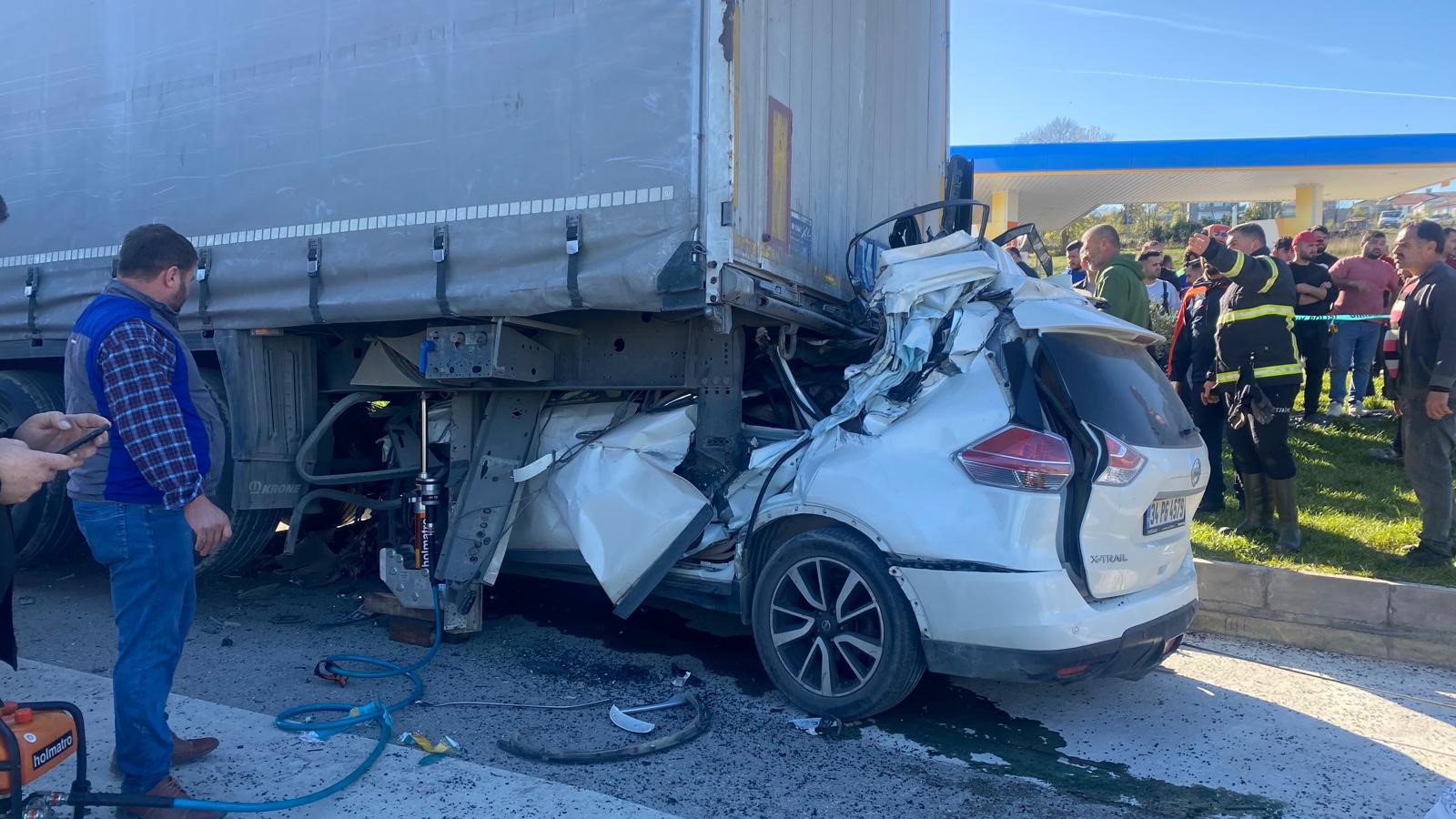 Otomobil Tırın Altına Girdi Feci Kazada Özel Eğitim Öğretmeni Yaşamını Yitirdi! 8