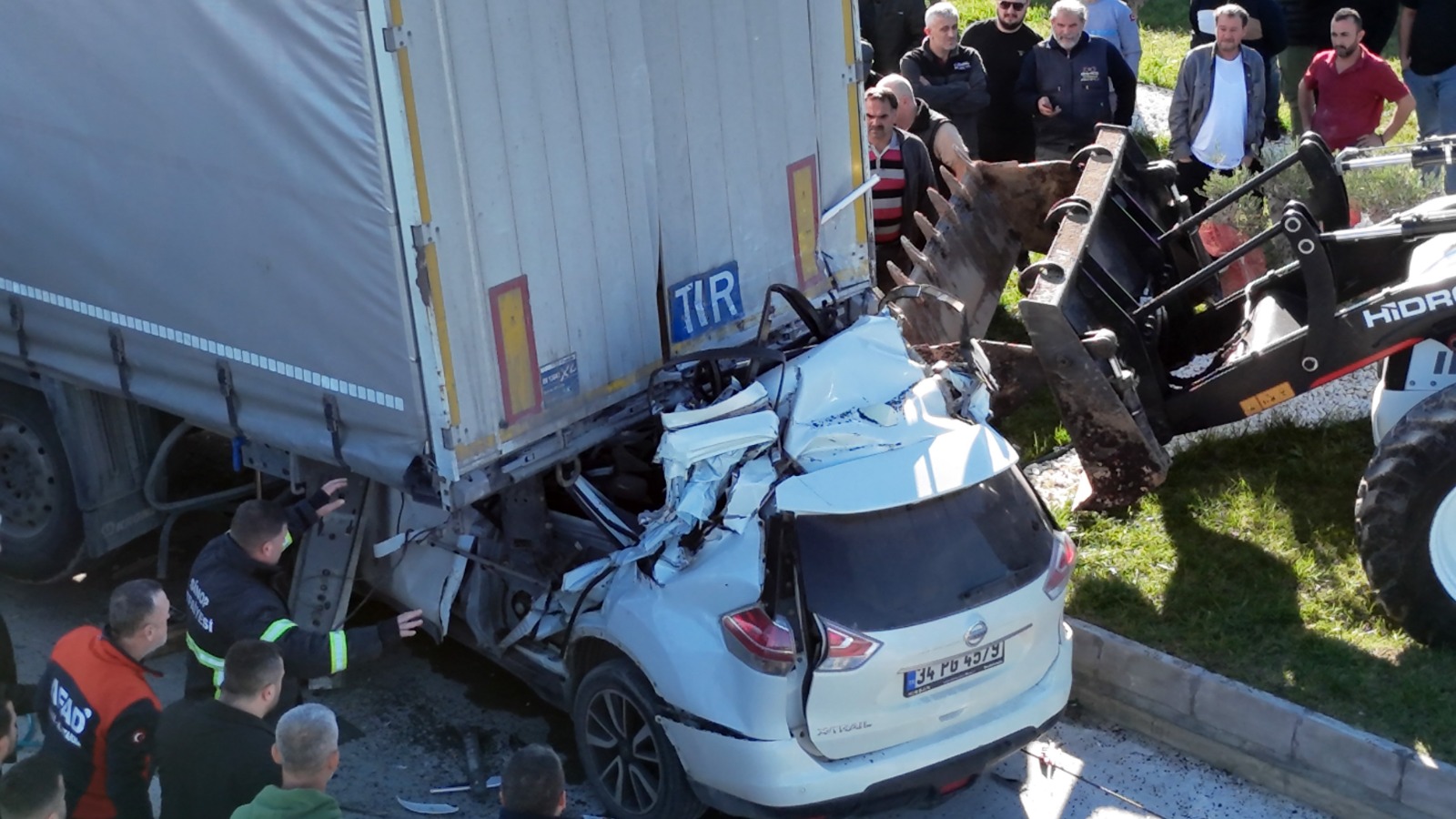 Otomobil Tırın Altına Girdi Feci Kazada Özel Eğitim Öğretmeni Yaşamını Yitirdi!