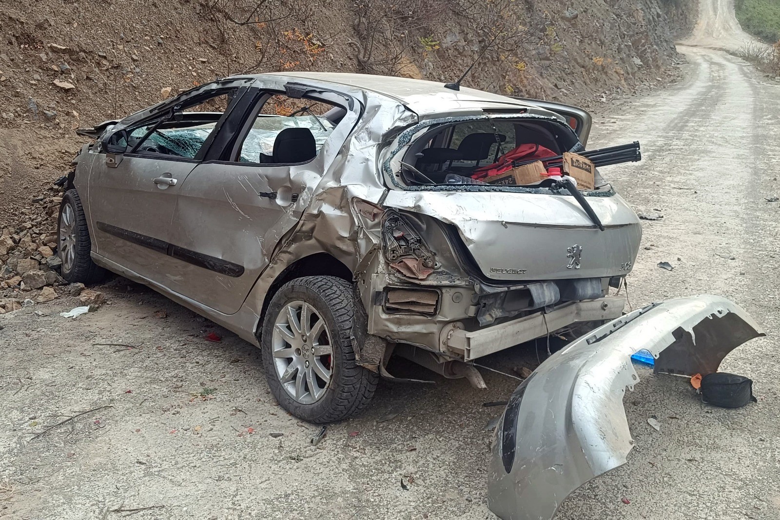 Otomobil Uçuruma Yuvarlandı! Kaza Hava Aydınlanınca Fark Edildi 1 Kişi Ağır Yaralandı! 400