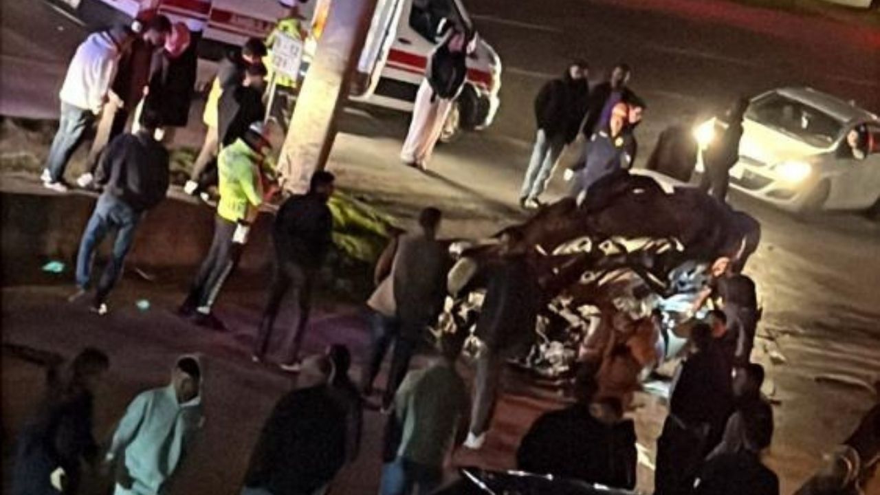 Refüje Ve Elektrik Direğine Çarpan Otomobil Takla Attı! 1 Yaralı (1)