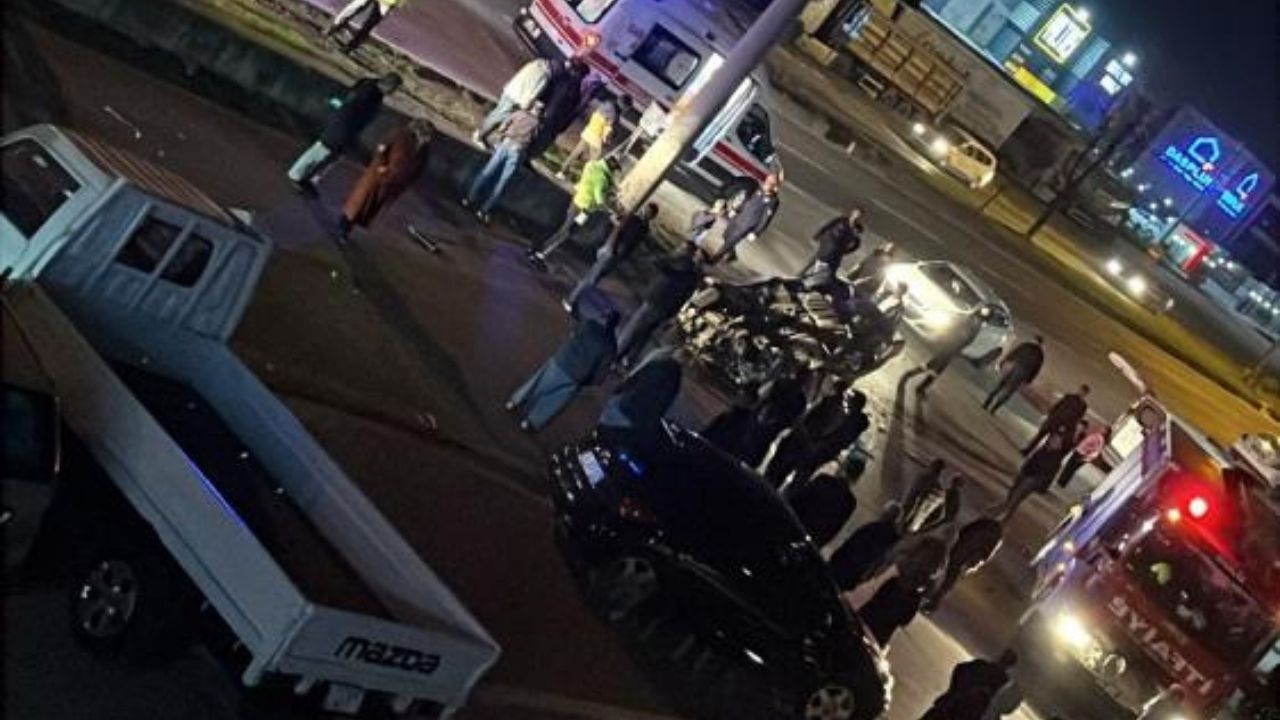 Refüje Ve Elektrik Direğine Çarpan Otomobil Takla Attı! 1 Yaralı (3)