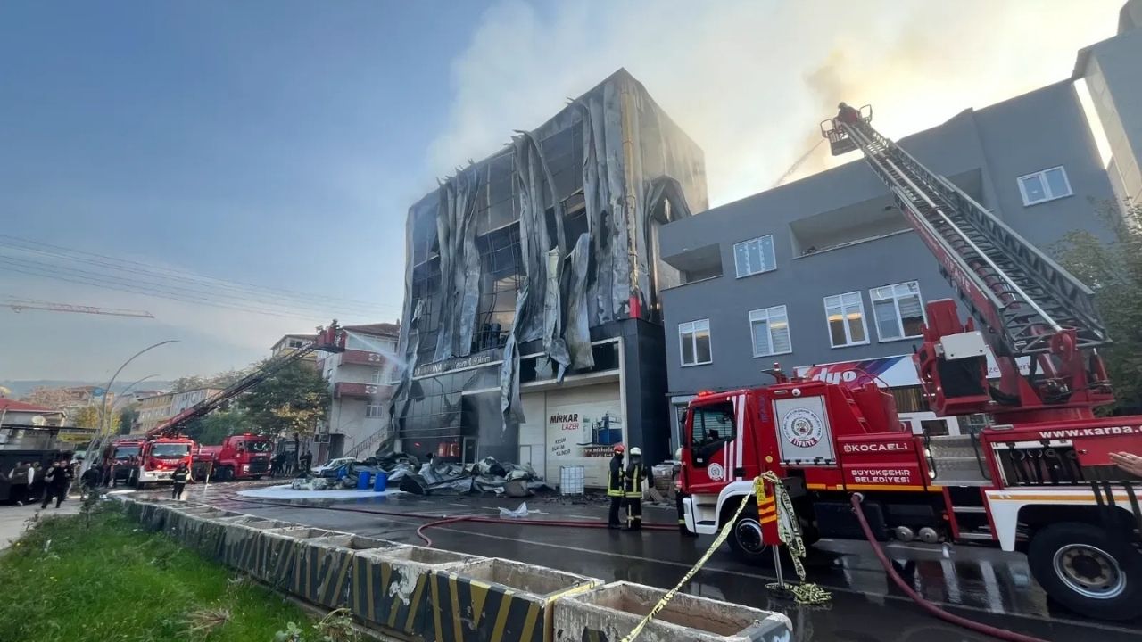 Son Dakika Parfüm Deposunda Facia! Ölü Ve Yaralılar Var (1)