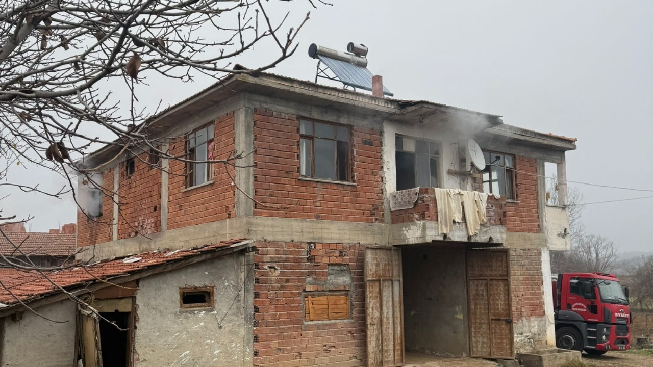 Taşköprü’de Korku Dolu Dakikalar İki Katlı Binada Yangın Çıktı (1)