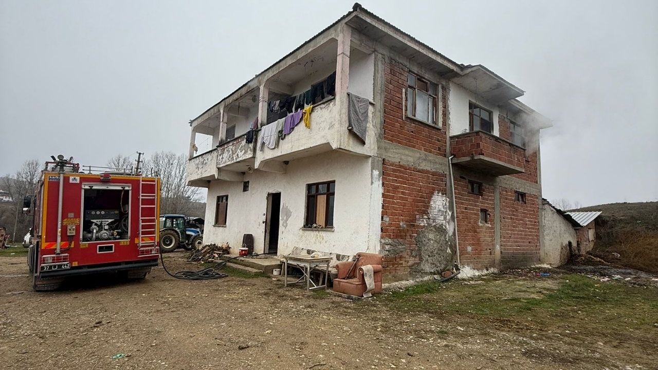 Taşköprü’de Korku Dolu Dakikalar İki Katlı Binada Yangın Çıktı (2)