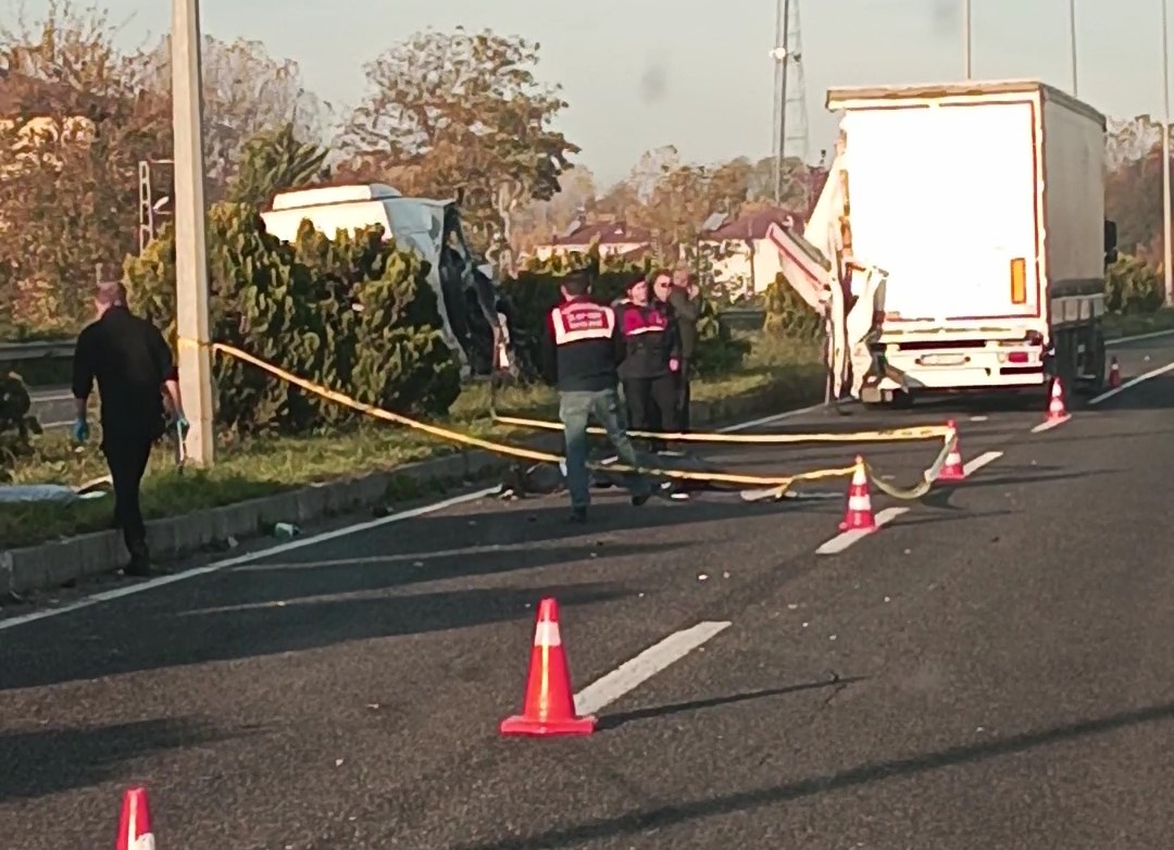 Tırın Römorkuna Minibüs Çarptı 1 Ölü, 2 Yaralı 2