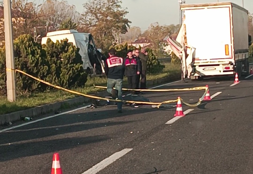 Tırın Römorkuna Minibüs Çarptı 1 Ölü, 2 Yaralı 22