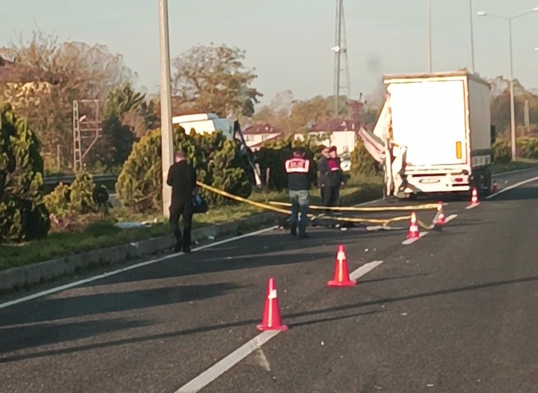 Tırın Römorkuna Minibüs Çarptı 1 Ölü, 2 Yaralı 4