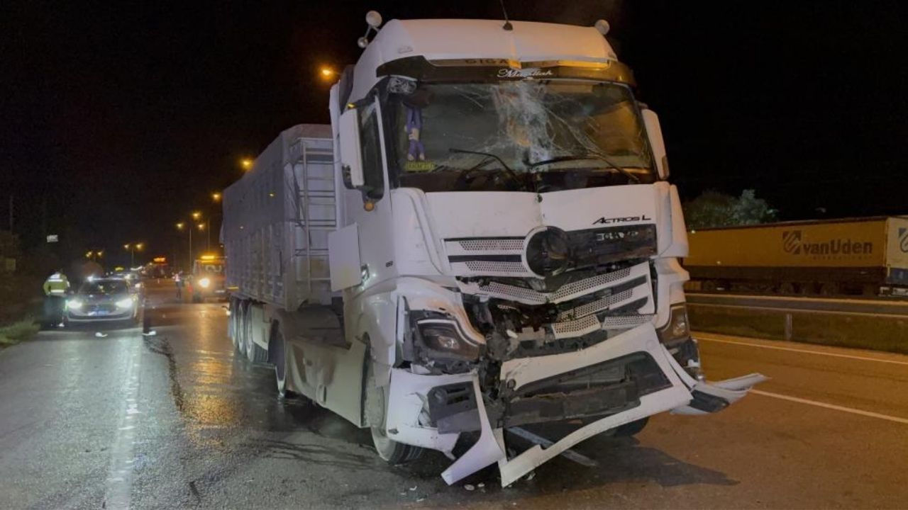 Tırlar Çarpıştı Feci Kazada Bir Sürücü Yaralandı (1)