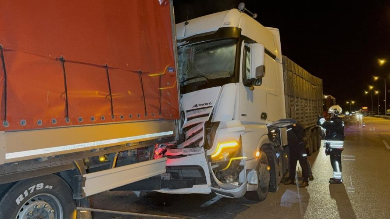 Tırlar Çarpıştı Feci Kazada Bir Sürücü Yaralandı (3)