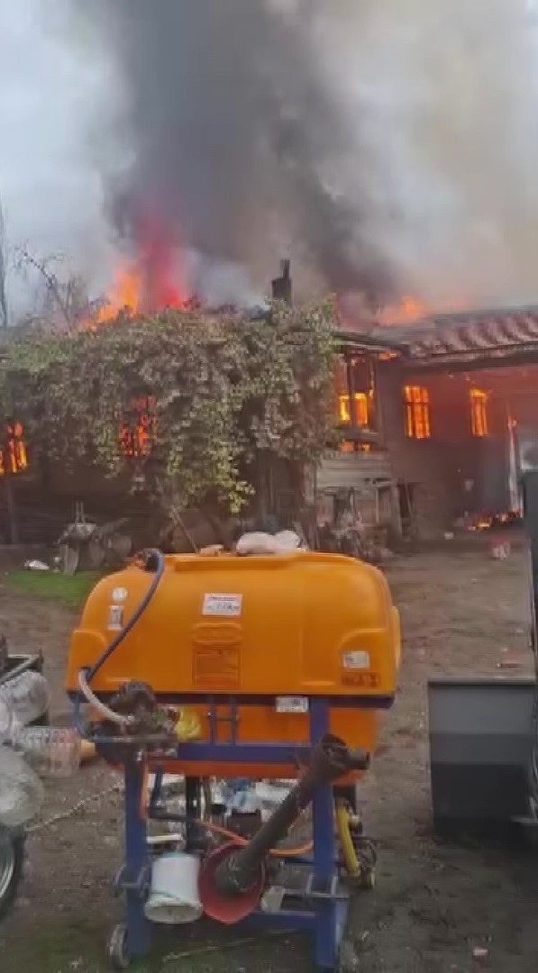 Yaşlı Çiftçinin Evi Yandı Biriktirdiği Paralar Ve Eşyaları Küle Döndü 2