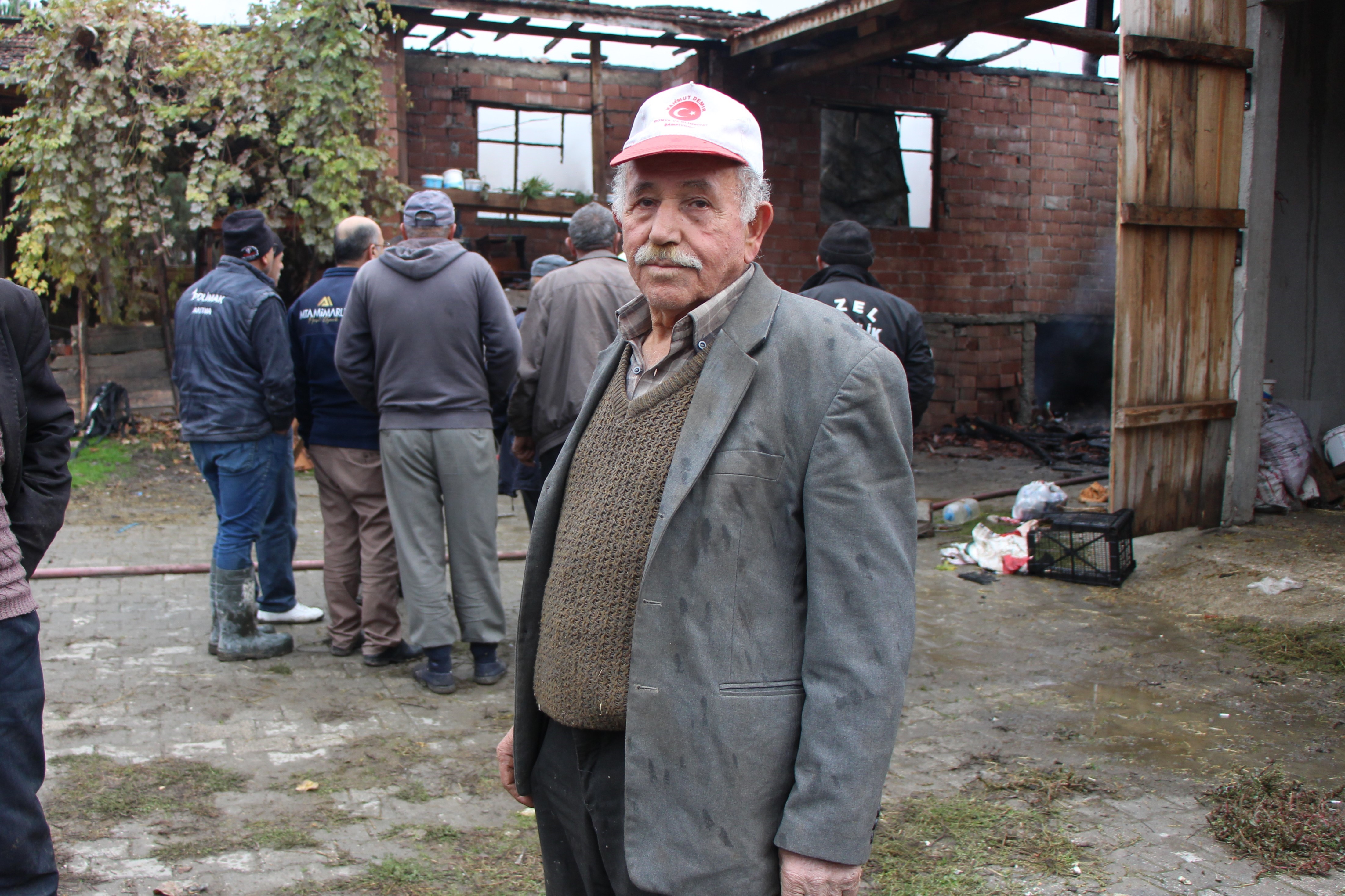 Yaşlı Çiftçinin Evi Yandı Biriktirdiği Paralar Ve Eşyaları Küle Döndü 22