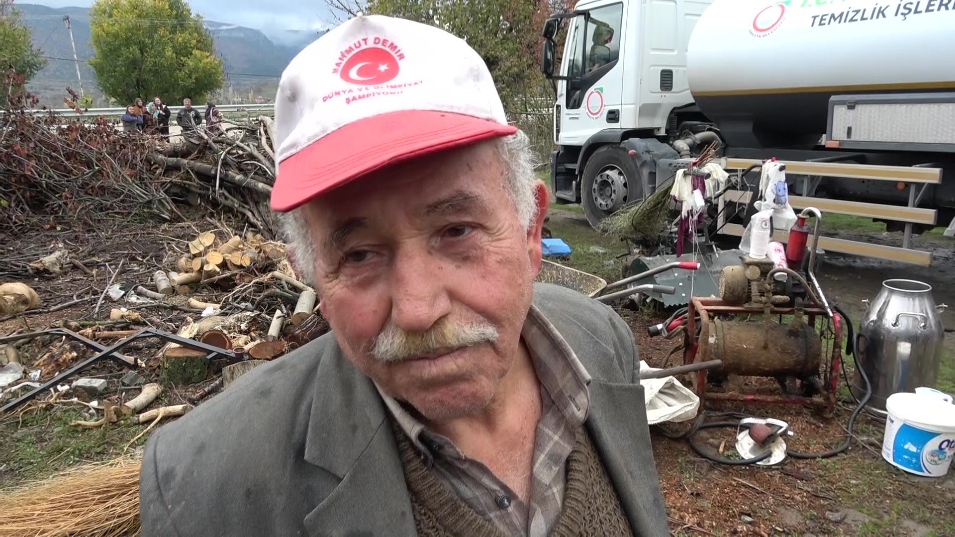 Yaşlı Çiftçinin Evi Yandı Biriktirdiği Paralar Ve Eşyaları Küle Döndü 3