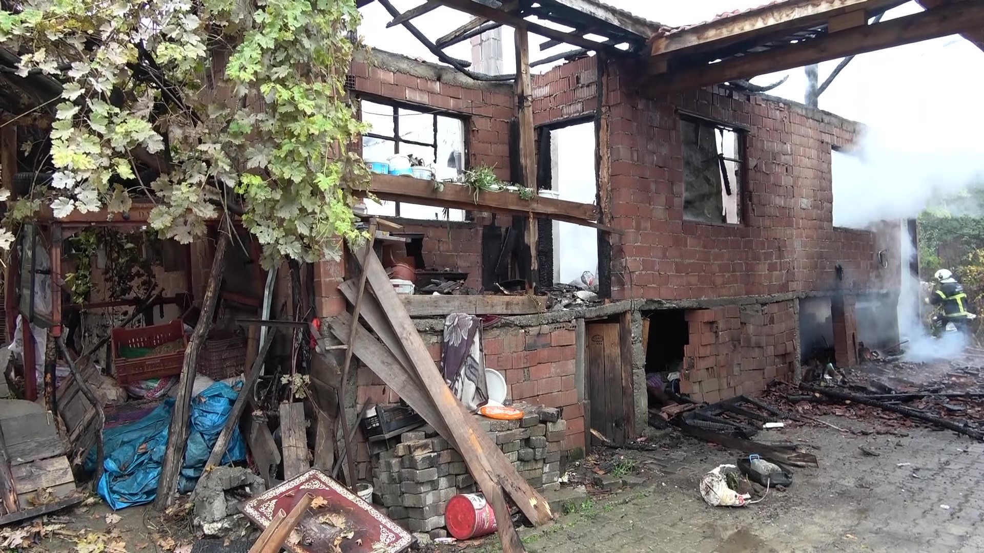 Yaşlı Çiftçinin Evi Yandı Biriktirdiği Paralar Ve Eşyaları Küle Döndü 5