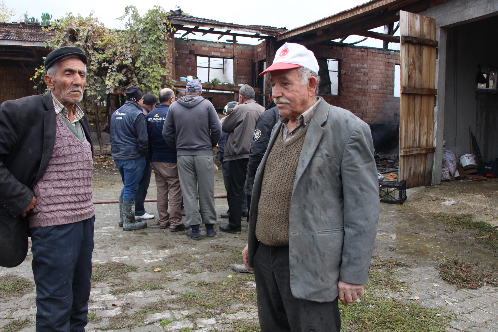 Yaşlı Çiftçinin Evi Yandı Biriktirdiği Paralar Ve Eşyaları Küle Döndü 60