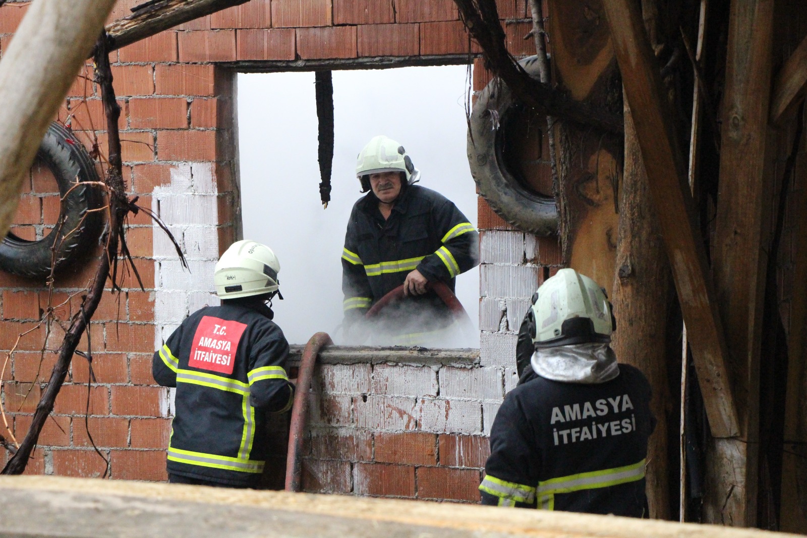 Yaşlı Çiftçinin Evi Yandı Biriktirdiği Paralar Ve Eşyaları Küle Döndü 64
