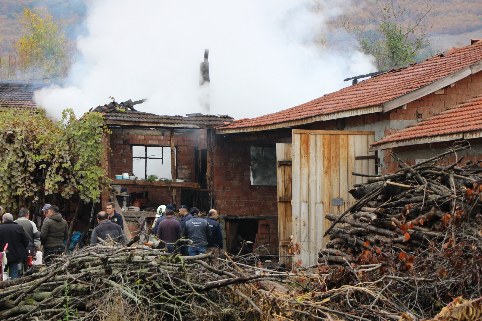 Yaşlı Çiftçinin Evi Yandı Biriktirdiği Paralar Ve Eşyaları Küle Döndü 88