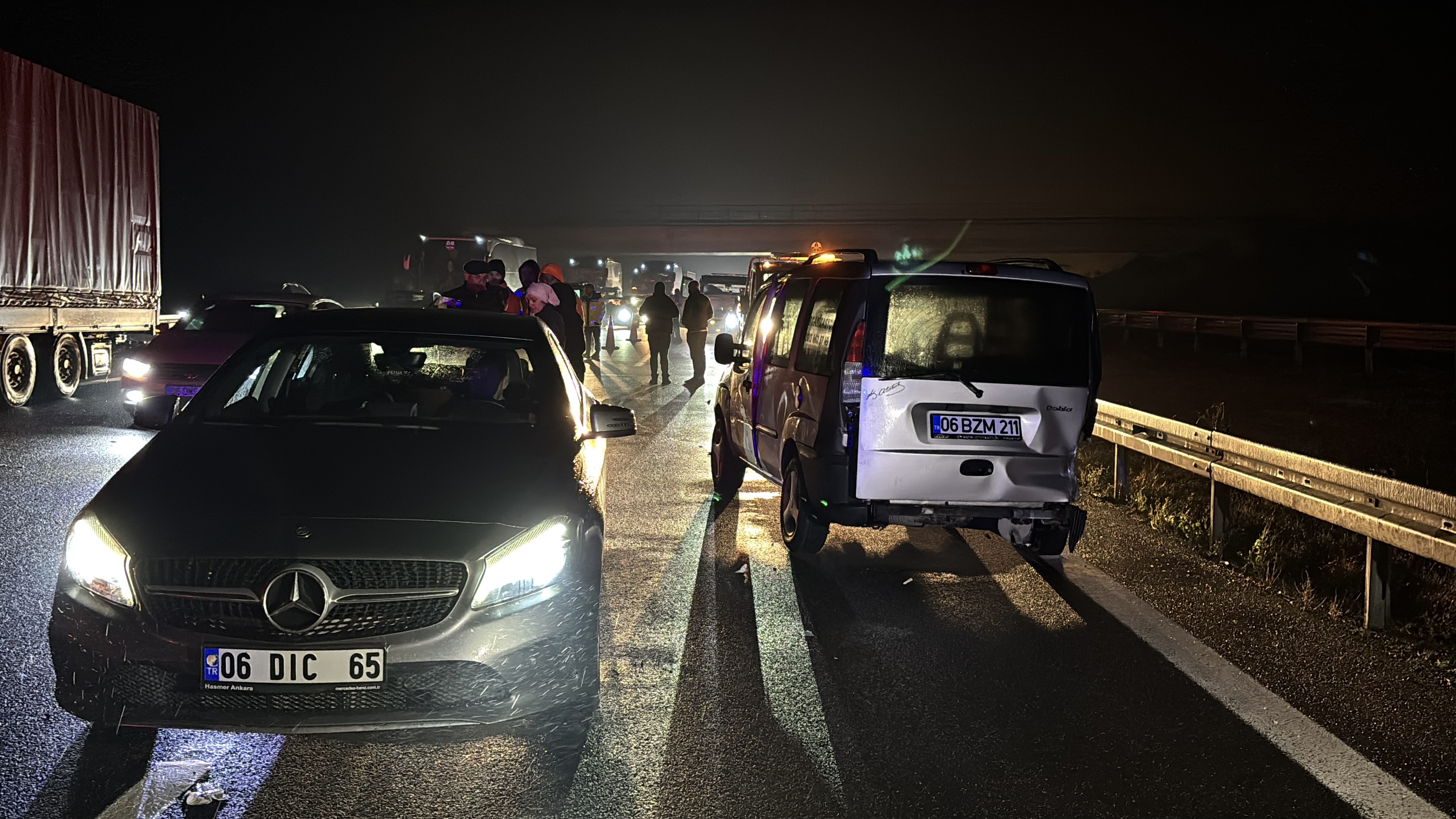 3 Araç Birbirine Girdi Feci Kazada 7 Kişi Yaralandı 4