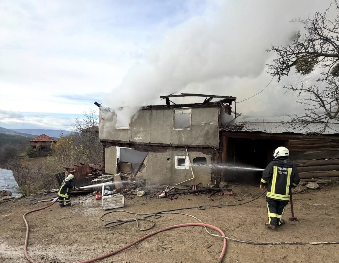 Azdavay Ve Taşköprü'de Çıkan Yangınlarda 2 Ev Zarar Gördü 22