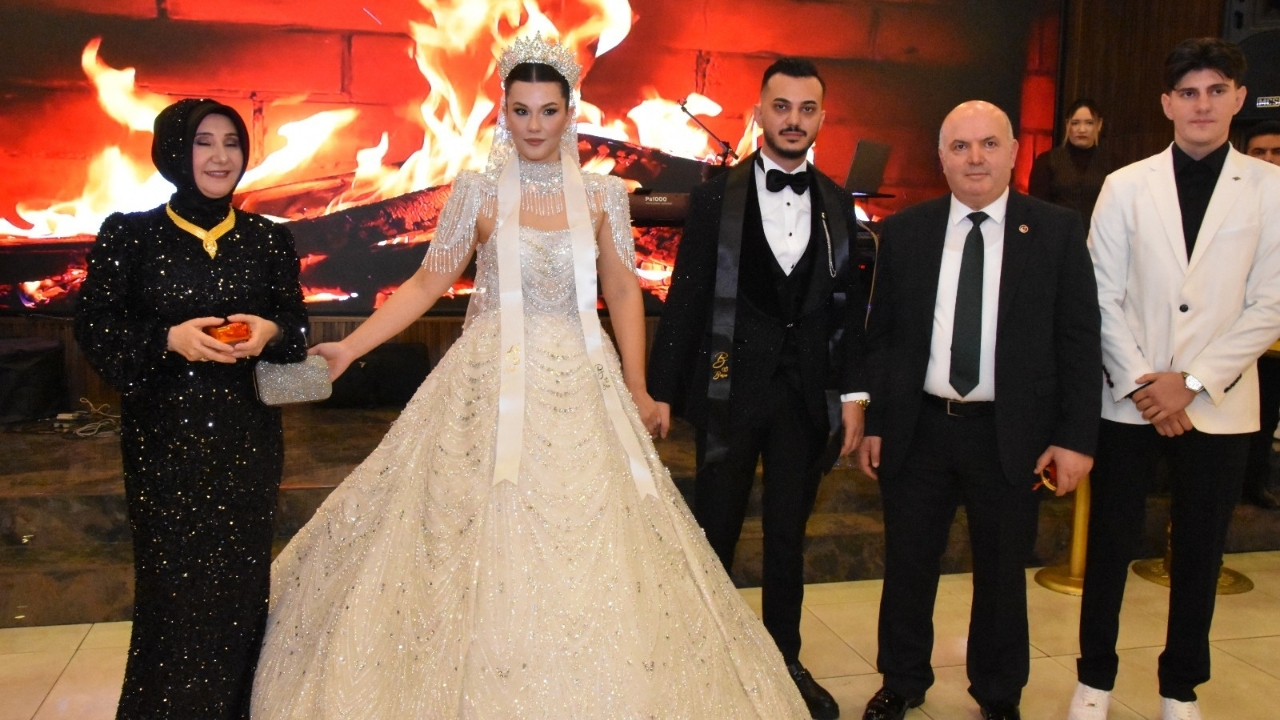 Burcu Ve Hakan Görkemli Düğün Töreniyle Dünyaevine Girdiler (5)
