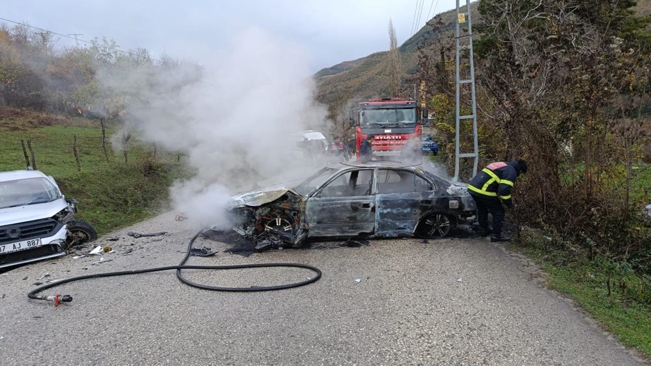 Çatalzeytin Otomobil Alev Alev Yandı (5)