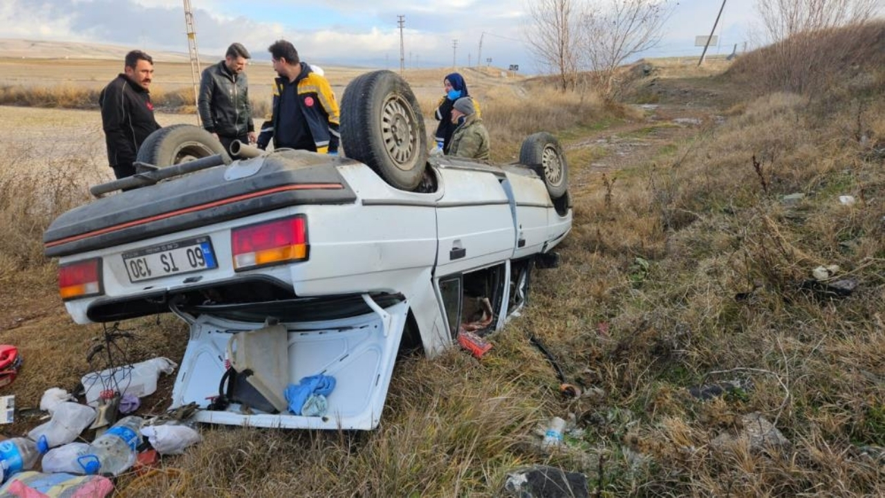Cenaze Yolunda Kaza Otomobil Tarlaya Savruldu, 2 Yaralı (1)