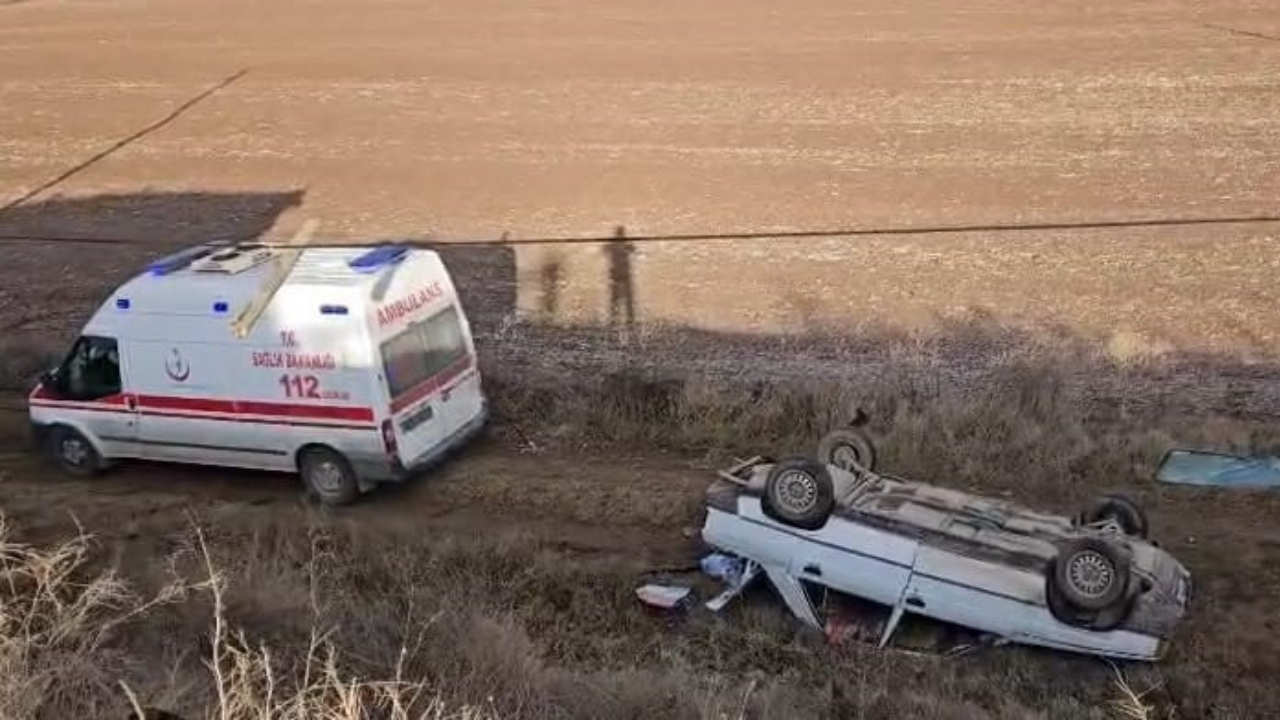 Cenaze Yolunda Kaza Otomobil Tarlaya Savruldu, 2 Yaralı (2)