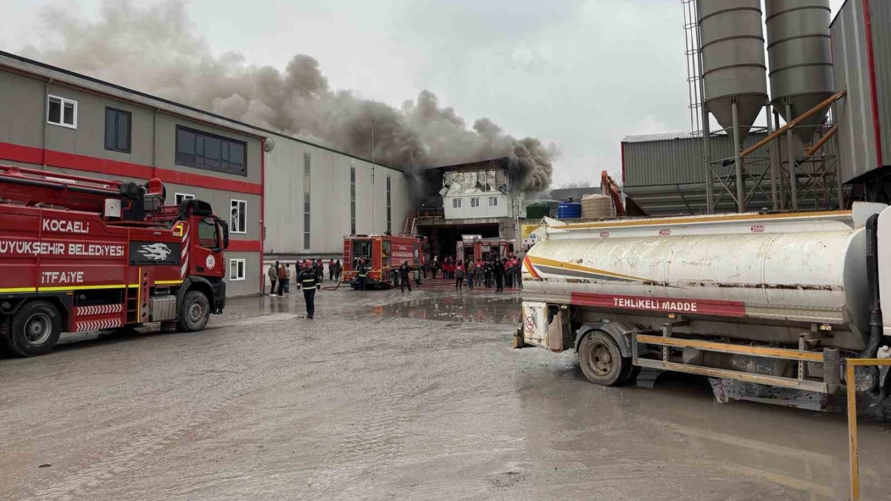 Fabrikada Panik Anları 2 Işçi Dumandan Etkilendi (2)