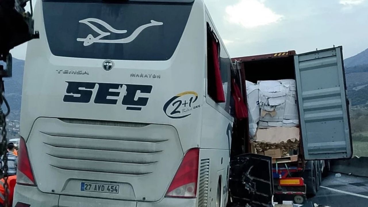 Facia Gibi Kaza! Yolcu Otobüsü Tir’a Çarptı, Çok Sayıda Ölü Ve Yaralı Var (2)