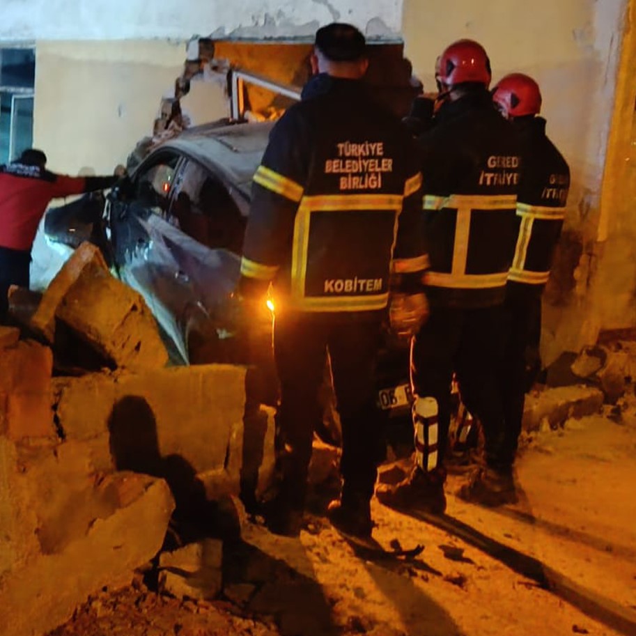 Feci Kaza Bina Duvarına Çarpan Otomobil Sürücüsü Yaralandı 6