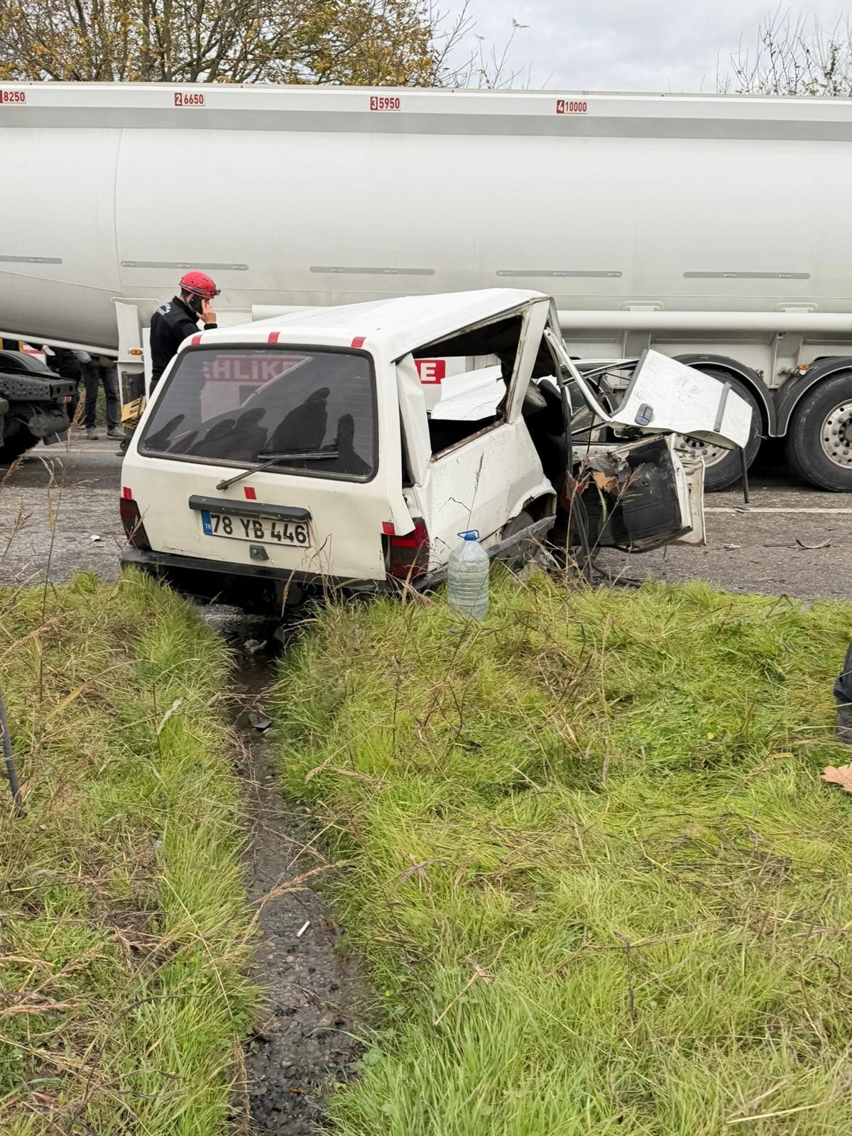 Feci Kaza! Kamyona Çarpan Otomobil Hurdaya Döndü 1 Ölü, 2 Yaralı! 4