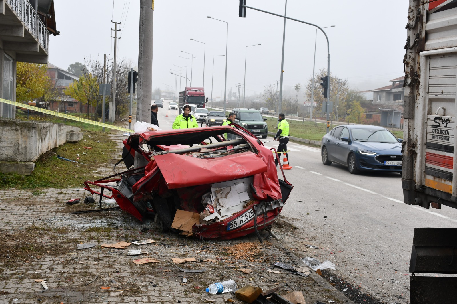 Feci Kaza! Kamyonun Çarptığı Araç Katlandı 4 Kişi Yaralandı! 4