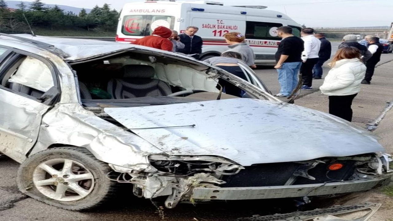 Feci Kaza Lastiği Patladı, Bariyerlere Çarparak Takla Attı (2)