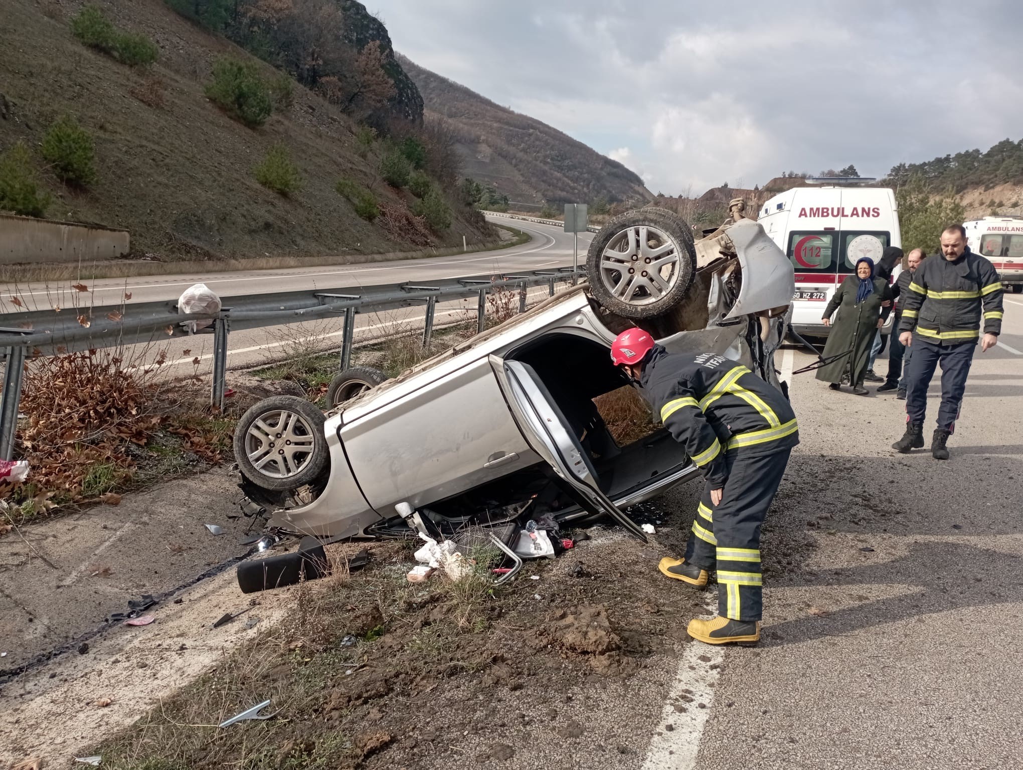 Feci Kaza! Otomobil Ters Döndü 5 Kişi Yaralandı! 400