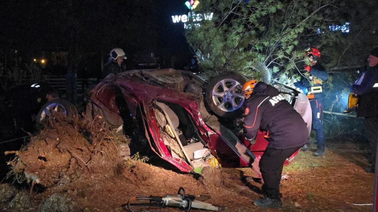 Feci Kaza Takla Atan Otomobil Ağacı Kökünden Söktü, 1 Ölü! (2)
