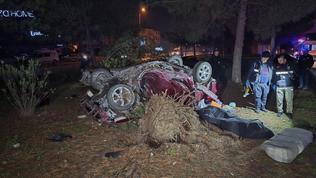 Feci Kaza Takla Atan Otomobil Ağacı Kökünden Söktü, 1 Ölü! (4)