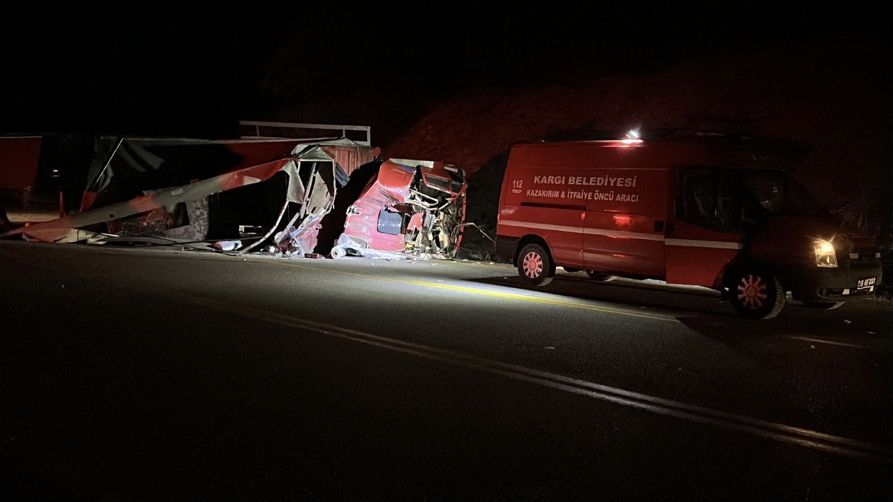 Feci Kaza Yem Yüklü Kamyon Devrildi, Sürücü Sıkıştı (1)