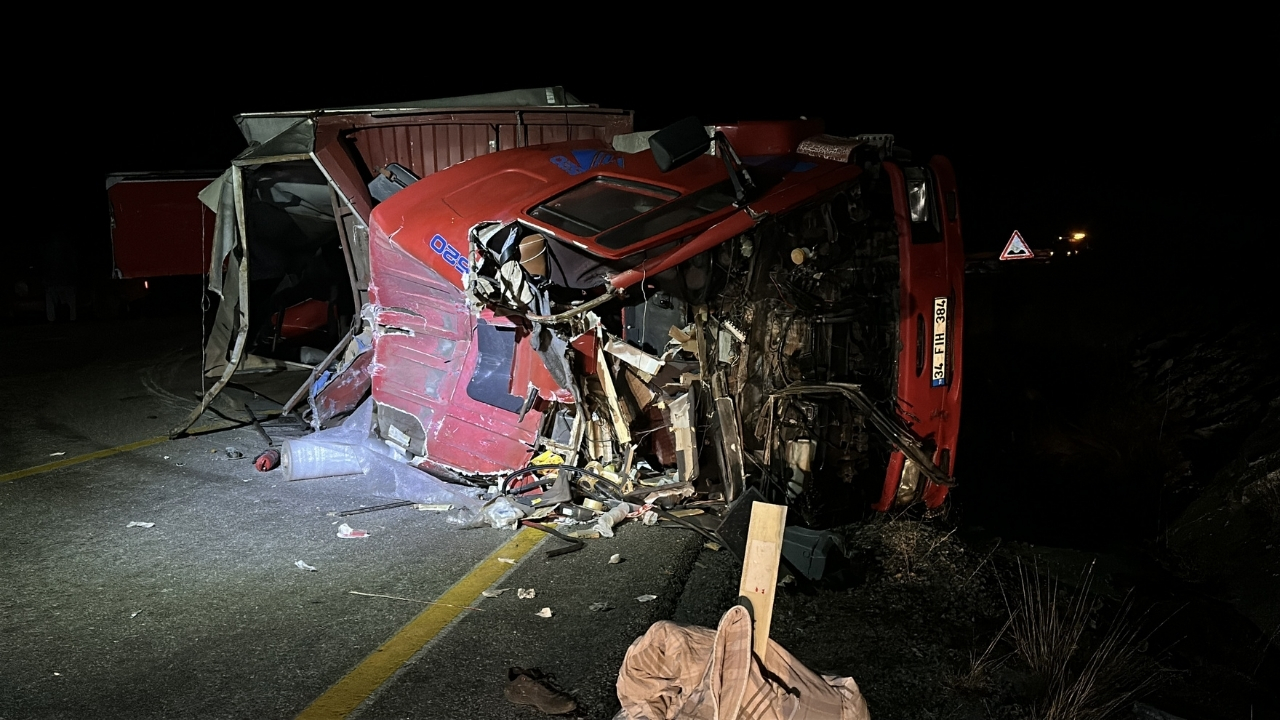 Feci Kaza Yem Yüklü Kamyon Devrildi, Sürücü Sıkıştı (3)