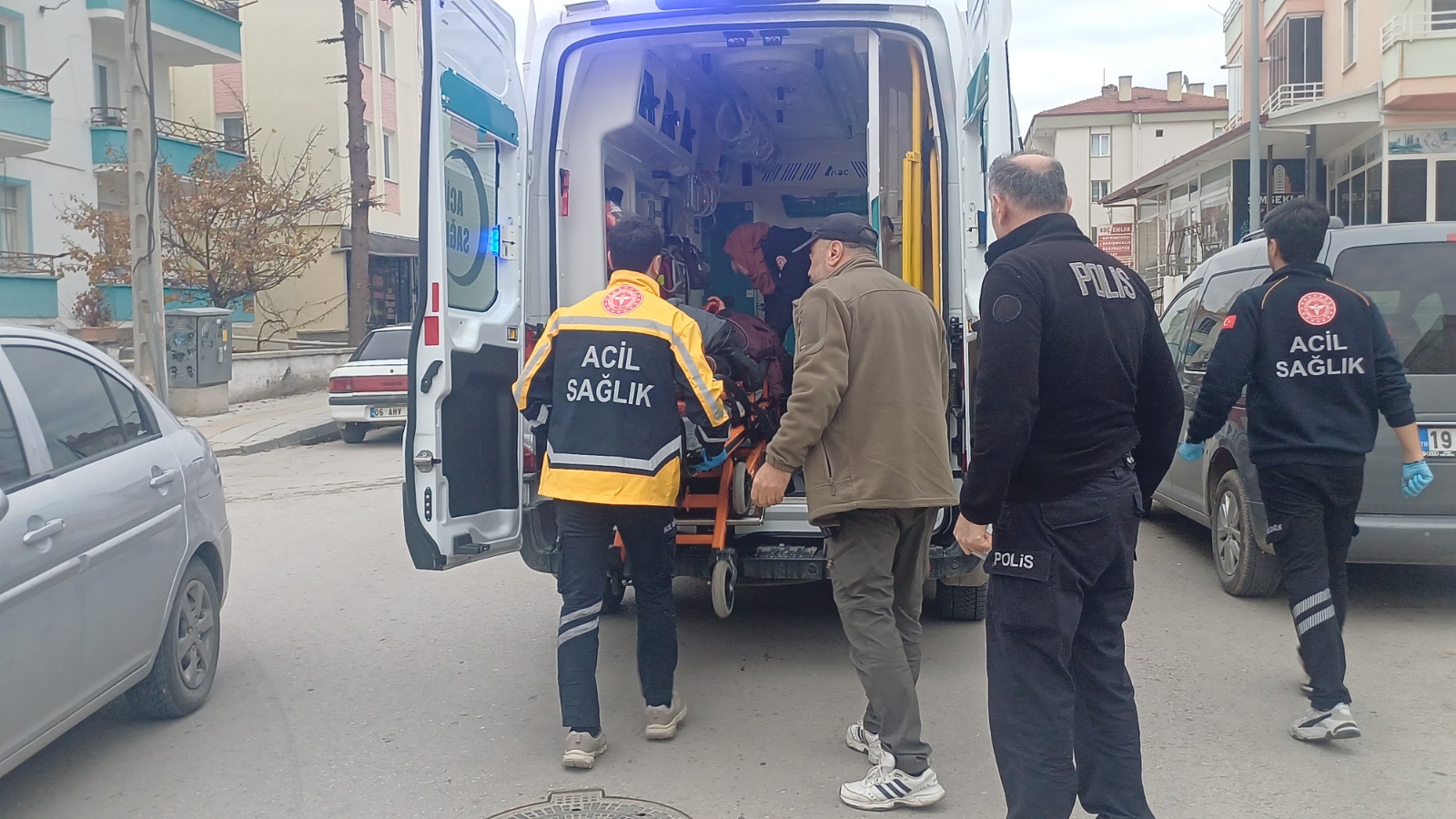 Feci Olay Arkadaşıyla Şakalaşırken Bıçağın Üzerine Düşen Genç Yaralandı 2