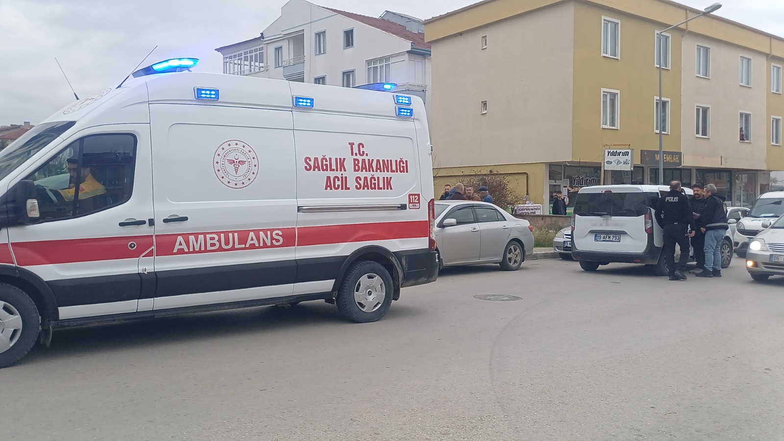 Feci Olay Arkadaşıyla Şakalaşırken Bıçağın Üzerine Düşen Genç Yaralandı 4