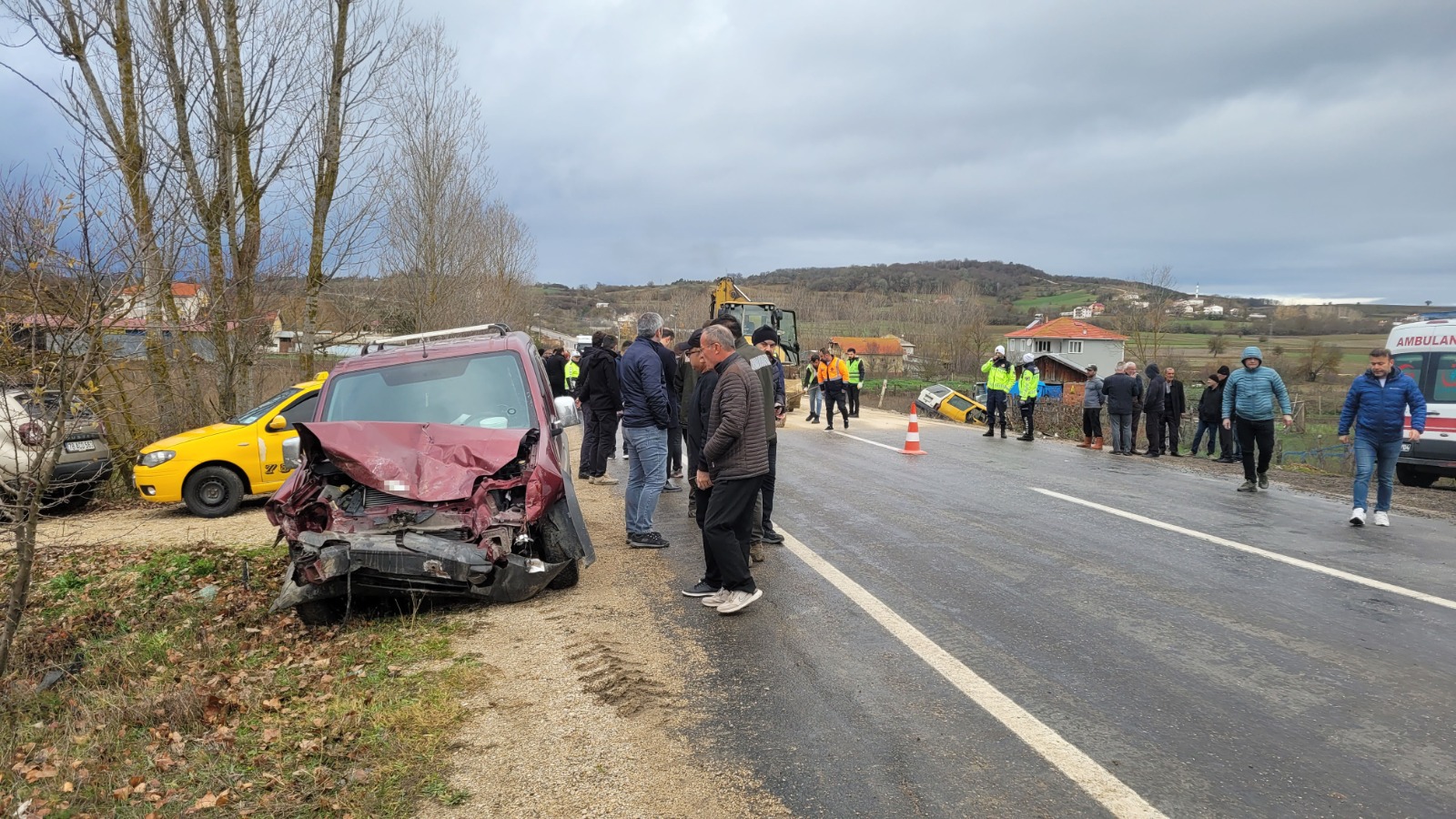 Hafif Ticari Araç Ile Otomobil Çarpıştı 2'Si Çocuk 6 Kişi Yaralandı 4