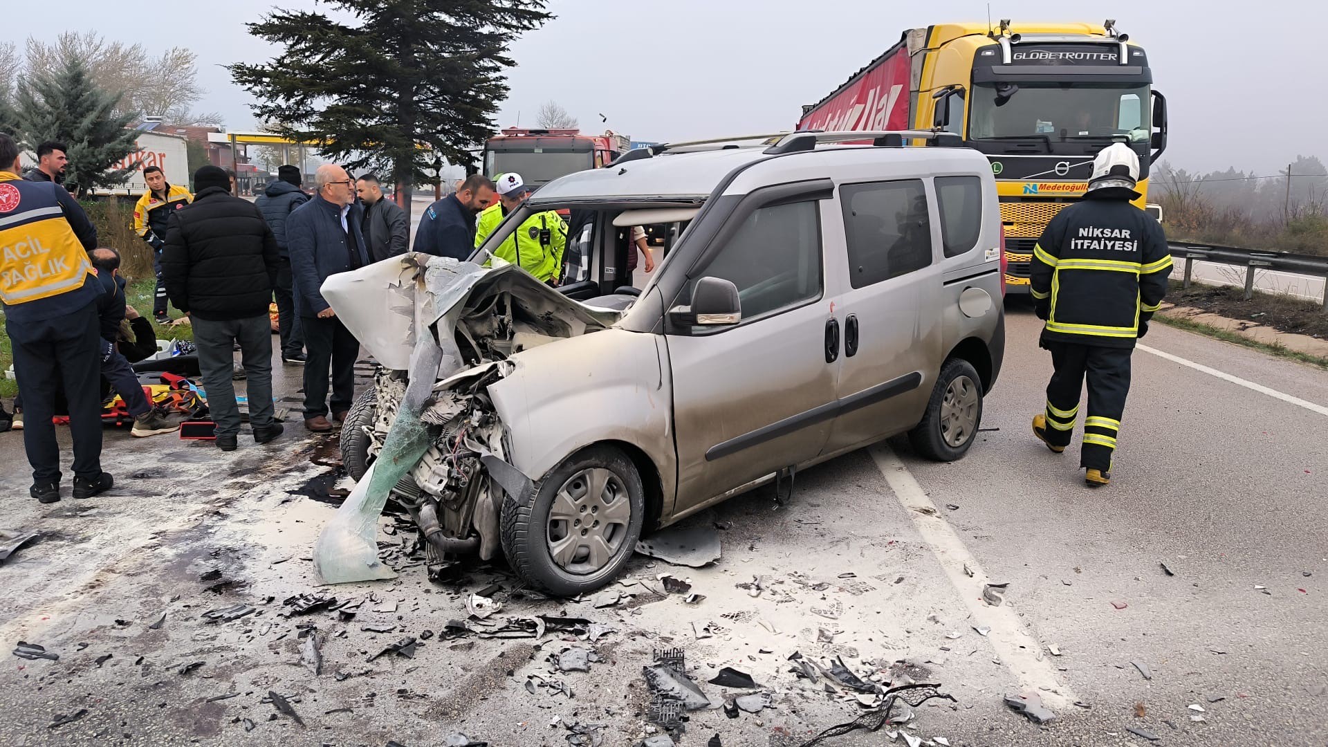 Hafif Ticari Araç Tırla Çarpıştı Feci Kazada 5 Yaralı Var! 22