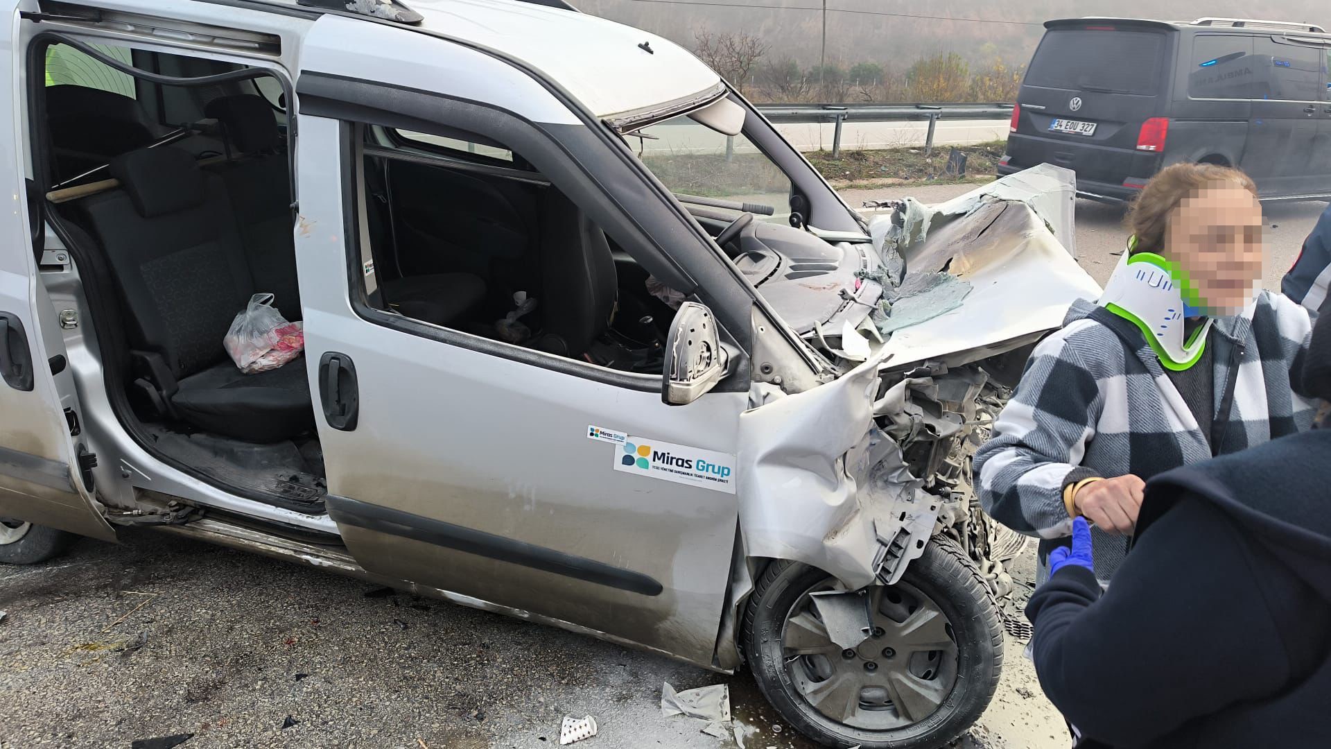 Hafif Ticari Araç Tırla Çarpıştı Feci Kazada 5 Yaralı Var! 4