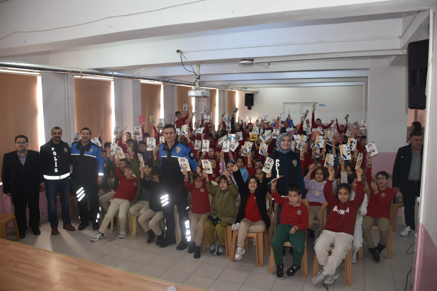 Hayata Renk Verelim Projesiyle Kastamonu'da Öğrencilerin Yüzü Güldü 12