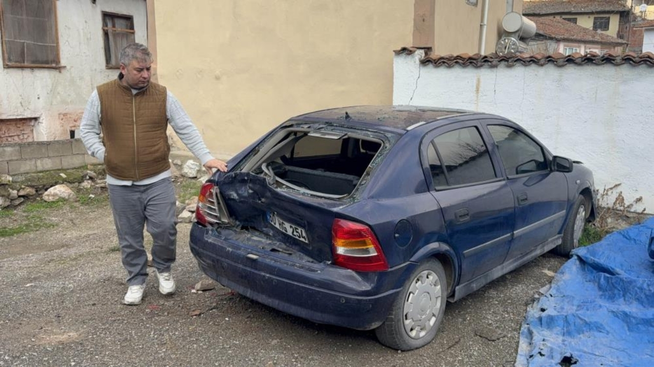 Husumet Büyüdü Park Halindeki Araca Çarparak Zarar Verdi (2)