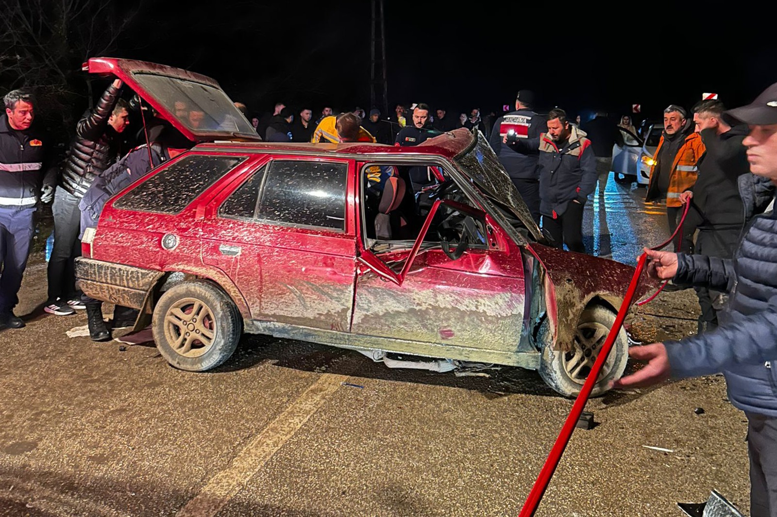 İki Otomobil Kafa Kafaya Çarpıştı Feci Kazada 1'I Ağır 6 Kişi Yaralandı 2