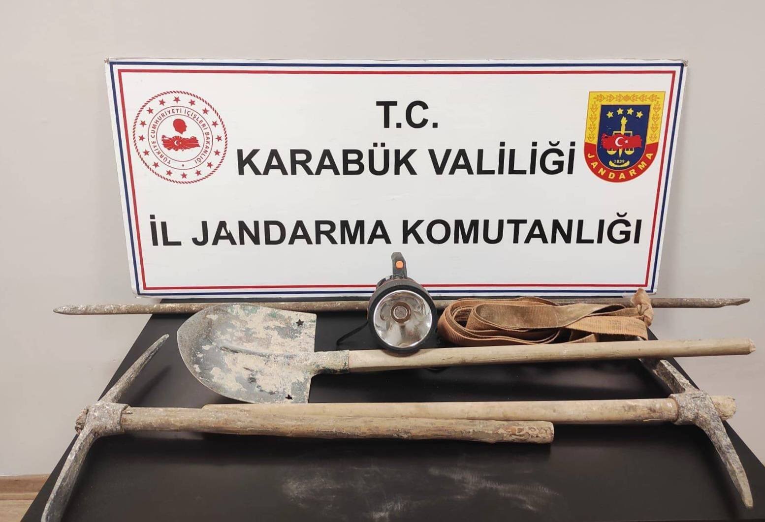 Jandarma 5 Defineciyi Suçüstü Yakaladı Malzemeler Ele Geçirildi 22