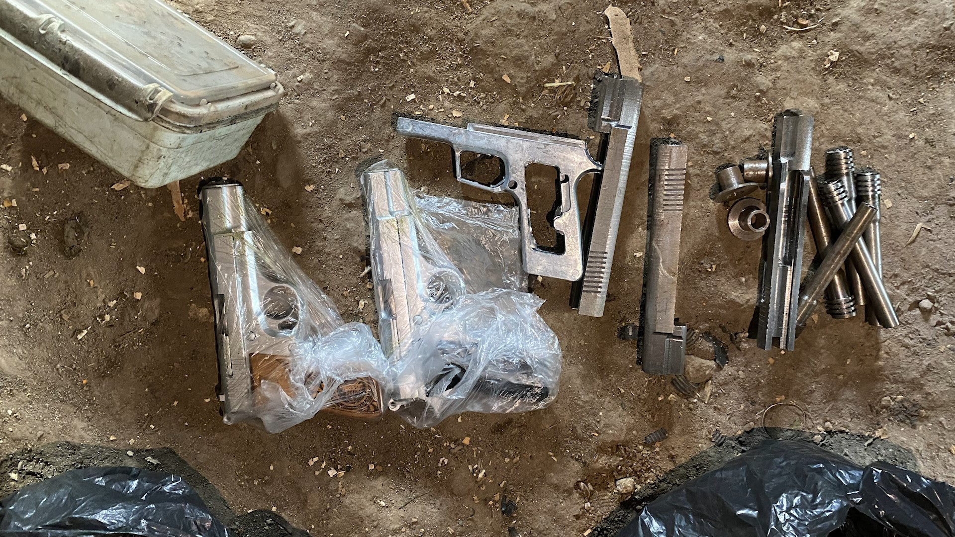 Jandarmadan Operasyon 3 Şahsın Ev Ve Iş Yerinde Çok Sayıda Silah Ele Geçirildi! 12