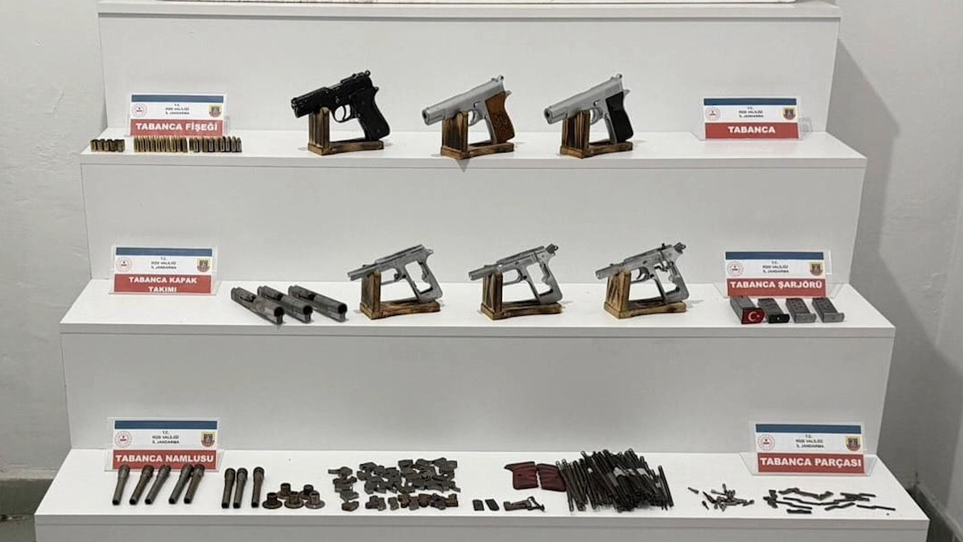 Jandarmadan Operasyon 3 Şahsın Ev Ve Iş Yerinde Çok Sayıda Silah Ele Geçirildi! 18